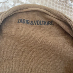 Olivgrön Zadig et voltaire tröja - Lång armad, olivgrön färg, st xs, jätte fint mönster på framsidan, ganska helt nt ock är as snygg dörrr för den😻 men är tyvärr inte bra vid armarna på mig, og priset var runt 600kr säljer nu för 400kr men kan diskutera pris. (Man betalar frakt)