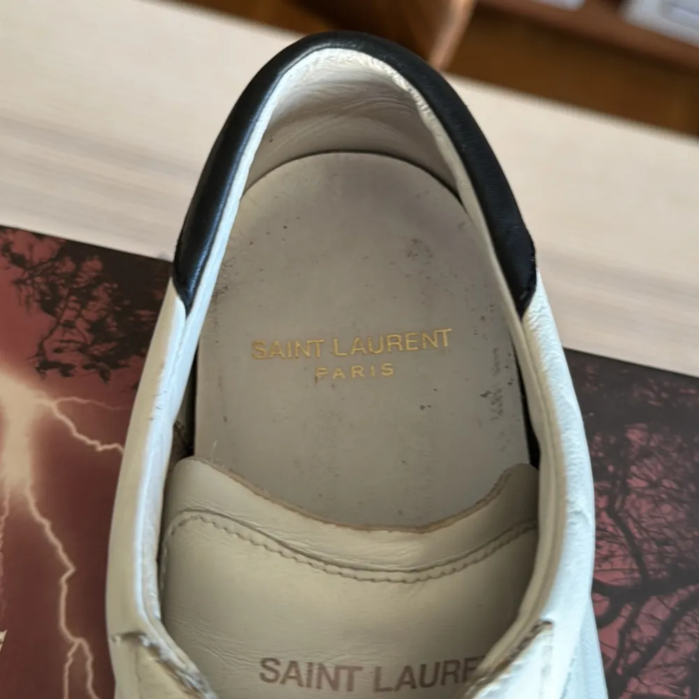 Tja, säljer ett par tvärfeta Saint Laurent skor. Nypris ca 4600kr✅Storlek 40 men passar 41! Priset är ej hugget i sten så skicka bud. Hör av dig vid funderingar så löser vi en deal.🤝. Skor.