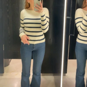 Stickad långärmad  - Säljer denna supersnygga stickade långärmade tröjan från Zara! Säljer pga att jag flyttar nu så måste bli av med lite! 