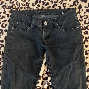 Lågmidjade jeans - Utsvängda jeans med lågmidjad, mycket fin säljer då de var för stora för mig 💕