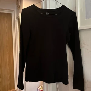 Uniqlo svart tröja  - Storlek S, använd men i bra skick. 