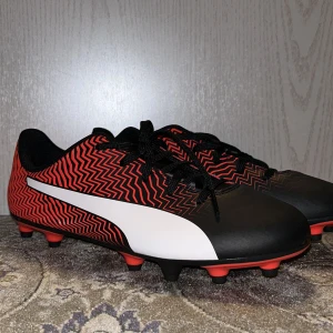 Puma fotbollskor - Har aldrig andvänt dom och är helt nya och storlek 38. Men pris kan diskuteras 