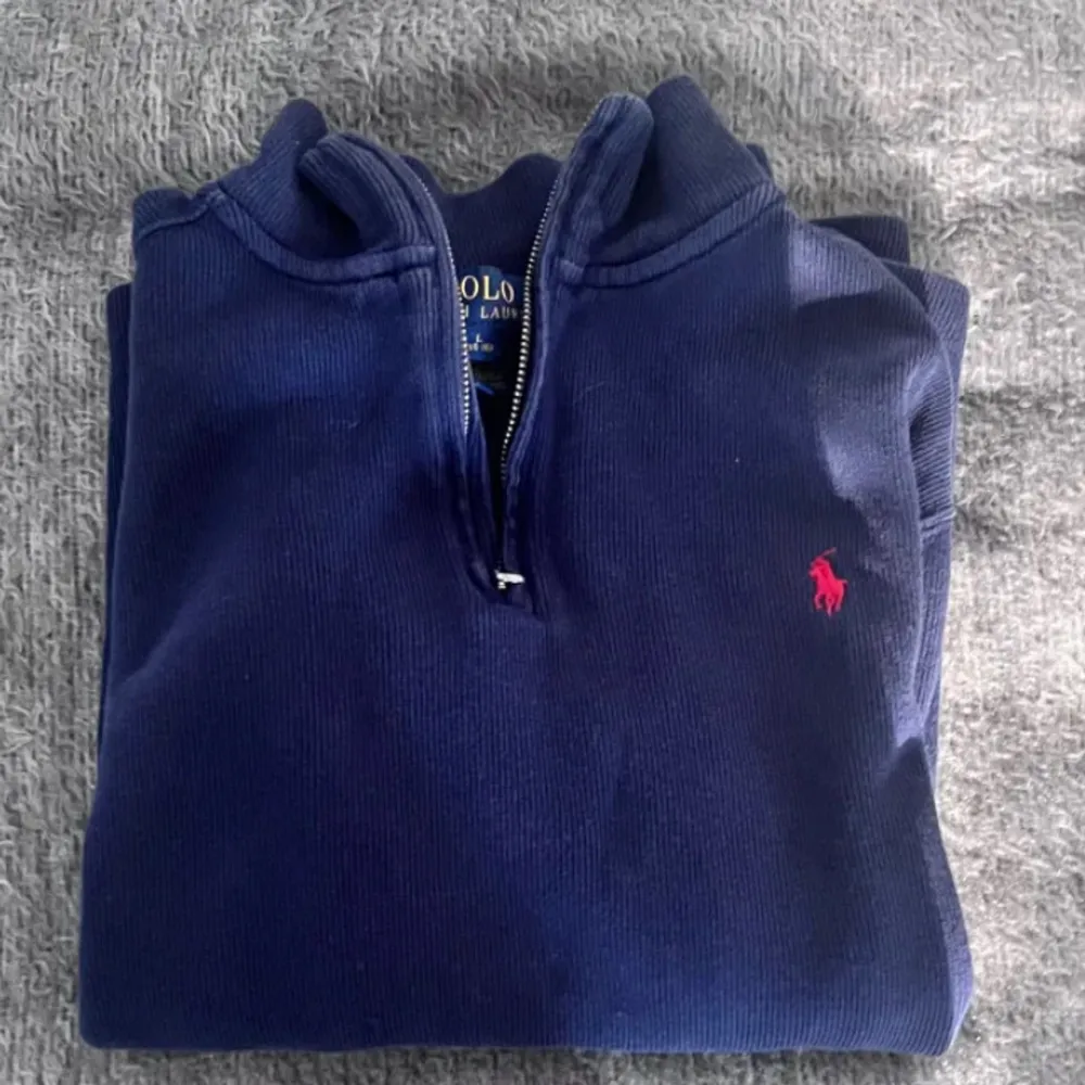 En Ralph lauren zip hoodie i riktigt bra kvalitet och ikte använd mycket. Skicket är 7/10.. Hoodies.