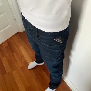 Replay jeans - Replay jeans i bra skick med riktigt najs mörkblå färg som inte många har | storlek W31 L32 | modell ANBASS | skriv privat för mer information.