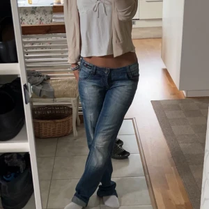 Blå jeans med slitningar - Säljer ett par snygga blå jeans. Använda enstak gång och säljer eftersom de it används, är i väldigt bra skick. Passar ungefär xs/s.