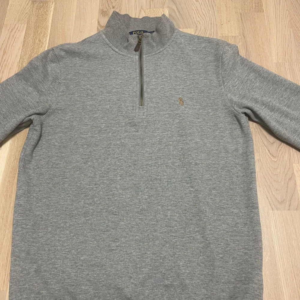 Hej! Säljer nu min half zip Polo tröja. Tröjan har en väldigt fin och unik färg, den är i storlek S. Hör av er privat vid minsta lilla fundering!. Tröjor & Koftor.