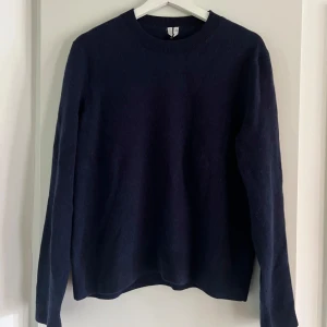 Kashmirtröja Arket - Säljer min tröja som består av 75% kashmir och är köpt på Arket. Tröjan har inga hål, fläckar eller defekter så den är i utmärkt skick. Storleken är L men passar M bättre. Priset är ej hugget i sten. Hör gärna av dig vid frågor!