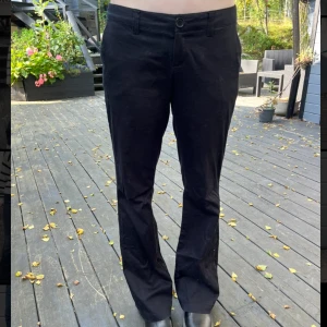 Lågmidjade kostymbyxor - Lågmidjade svarta kostymbyxor med lite utsvängd passform i benen. De passar 160-170cm i längd. (jag på bild är ca 170cm lång)
