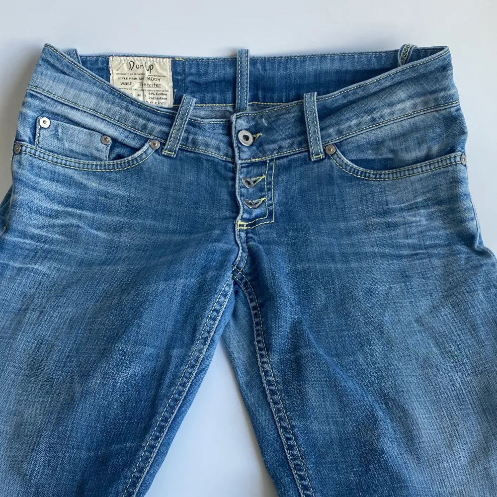 En par feta dondup jeans | skicket på jeansen är väldigt bra 7/10 | storlek w28 | ny pris 4500: mitt pris är 599| skriv vid frågor och funderingar. Jeans & Byxor.