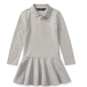 Ralph Lauren klänning - Supersöt klänning från Ralph Lauren. Den är i storlek 16 år men skulle säga att den motsvarar vuxen S/XS. Nypris är ca 1800kr. Klänningen är bara använd en gång så den är i perfekt skick. Skriv privat för mer bilder/info 🌸  (köpare står för frakt)