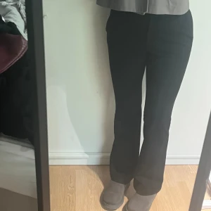 Vero moda kostymbyxor  - Svarta kostymbyxor från veromoda, storlek M längd 32, jättebra skick 