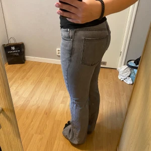 Jeans gråa - Säljer eftersom de inte sitter så jag hade önskat. Älskade dem för några månader. Priset kan diskuteras