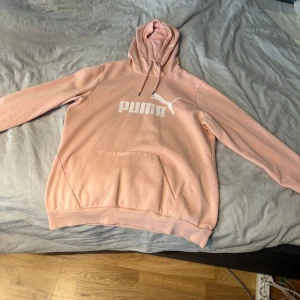 Rosa puma hoodie - Jag har endast använt den några fåtal gånger, säljer pga tycker inte om den längre. Står storlek L, för referens har jag storlek M/S
