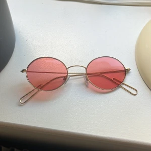 Solglasögon  - Knappt använda och väldigt somriga och fina💕