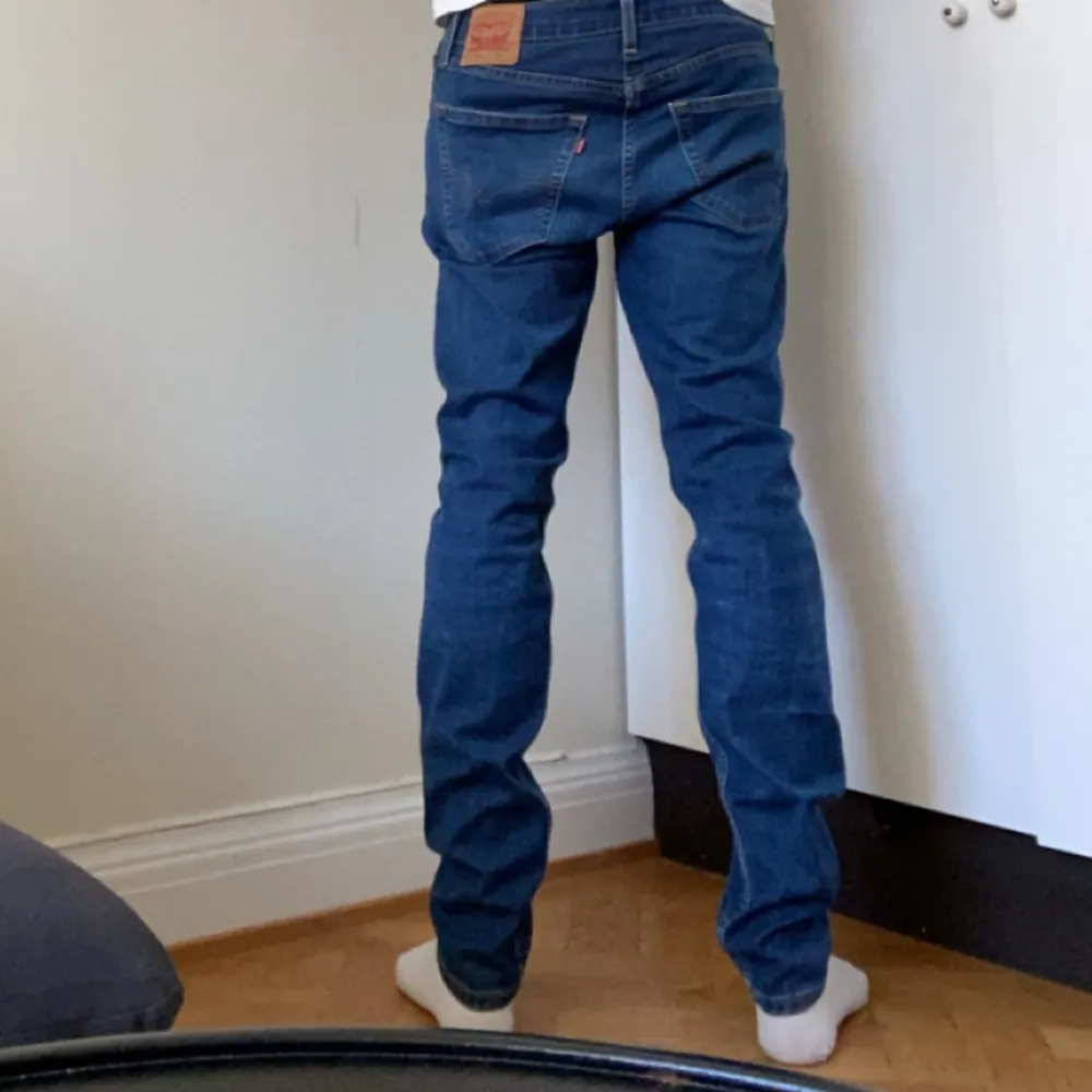 säljer dessa super snygga jeans ifrån Levis, i modellen 512. ett par enkla mörkblåa byxor som är väldigt eftertraktade. perfekta paret nu inför hösten, går att styla till mycket. 🤙🏻🤙🏻🤙🏻🤙🏻. Jeans & Byxor.