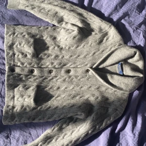Ralph Lauren cardigan - Tja! Säljer denna tvär feta cardigan. Ralph lauren  Står XL men sitter som M !!ÄKTA!! Kostar 3.5k ny Är cableknit