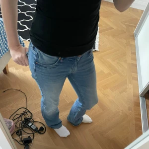 lowwaist bootcut jeans  - jätte fina lowwaist bootcut jeans från hm, säljer pga att de är lite korta på mig. hör av er om fler bilder!!💗💗