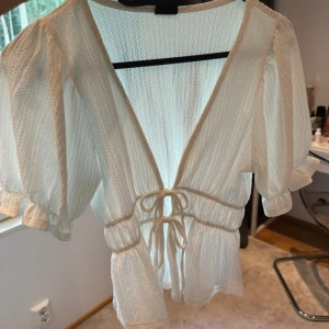Vit topp Gina tricot  - Säljer min vita topp med knytning från Gina tricot i strl XS🥰