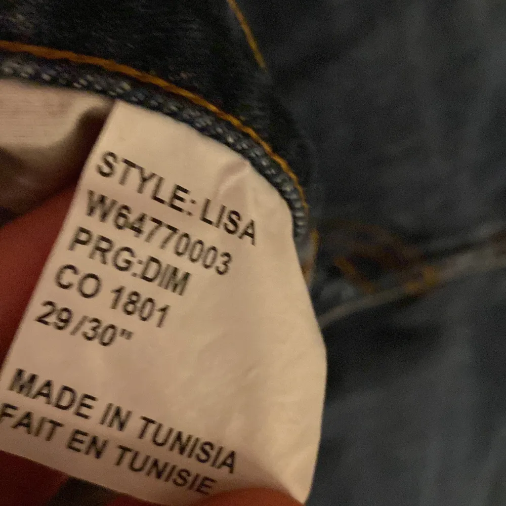 Dessa tvär feta jeans blev lite för stora för min smak men de är inga defekter och knappt använda storleken är 29/30 och modellen är Lisa . Jeans & Byxor.