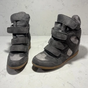 Isabel Marant liknande skor - Säljer dessa isabel Marant liknande skor då de är för små. Använda fåtal gånger och i fint skick! Hör av er vid intresse.☺️