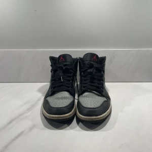 Jordan 1 shadow grey - Hej! Säljer dessa snygga Jordan 1or i 7/10 skick. Original låda medföljer inte