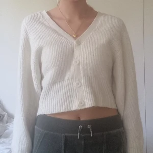 Vit kofta - Vit kofta perfekt till hösten! Fint skick och knappt använd! Strlk L men skulle säga att den passar typ M:)