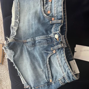 Låg midja jeans shorts  - Jätte snygga shorts från zara som inte säljs längre. Aldrig använts och jätte låg midja!! 💖🥰