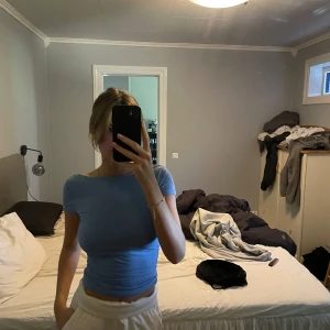 T-shirt med öppen rygg - Super fin T-shirt köpt för 1 år sen. Kommit till användning typ 1-2 gånger 