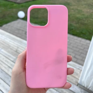 Rosa mobilskal (iPhone 13 Pro Max) - Ett rosa mobilskal till iPhone 13 Pro Max. Skalet har en liten fläck, vilket framkommer på bilderna, annars är det i mycket bra skick 🩷  Endast använt 1 gång!