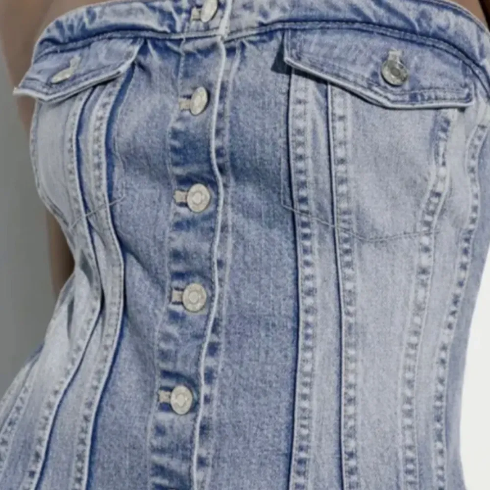 Intressekoll på min jeans korsett från zara storlek L Nyskick !!! Endast testad Bara att skriva vid frågor och bilder ! Nypris ca 380 Pris kan diskuteras  . Toppar.