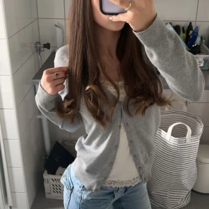 Vero moda kofta - En skit fin vero moda kofta. Fick den som en present men använder den inte längre. Originelt prisset är 390kr💕