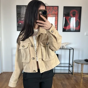 Jeansjacka GinaTricot  - Jeansjacka från GinaTricot i beige i storlek S. I jättefint skick och knappt använd💓