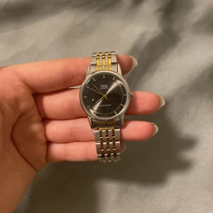 Guld och silver klocka för både män och kvinnor - Jätte fin silver och guld klocka utan skador, funkar perfekt, funkar med alla hud toner och med alla outfits, inte fast pris, kan diskutera priset.