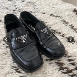 Prada Loafers  - Strl: 36 Skick: okej skick, synligt använda  Säljer mina loafers från Prada. Använt dem som mest första halvåret efter inköp och därefter har dem stått i garderoben. Nypris: 11800:-