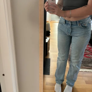 Space jeans weekday - Detta är ett par weekday jeans i modellen space. Dem är använda fåtal gånger och i mycket bra skick! Modellen är för killar egentligen men funkar bra för tjejer också! Står ej vad storleken är men skulle säga att dem är storlek S för tjejer/killar