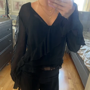 Blus - Jag säljer en jätte snygg blus ifrån zara💗knappast använd men är lite trasig vid ena armen💗