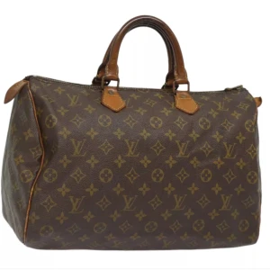 Louis Vuitton Speedy 35 - Louis Vuitton Speedy 35. Ett måste i väskkollektionen! Bra storlek för både vardagsbruk och resor. Perfekt att använda som skol-/arbetsväska. Speedy ger en touch av lyx och stil till varje outfit. Tillverkad i den ikoniska monogramduken.