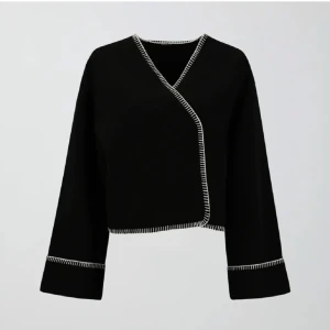 Gina Tricot kappa - Jättefin kappa från Gina tricket i storlek xs men passar även s, den är fåtal gånger använd och fortfande i god skick 💕