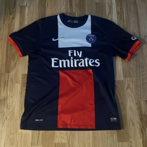 Psg t short  - Jag säljer min Psg hoodie har använt den några gånger men den är inte sönder eller något skriv om du har frågor😁🤗