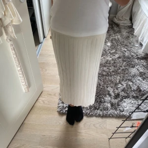 Maxi kjol - Jättefin långkjol ifrån ullared. Räcker inte ända ner på marken på mig som är ca 169 cm lång❤️ är lite nopprig på ena sidan av kjolen men dock märks det inte alls, se bild 3🥰är i S men passar XS