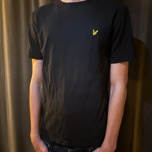 Lyle & Scott T-shirt  - En trevlig T-shirt från lyle and scott bra skick. Storlek M men passar S också!