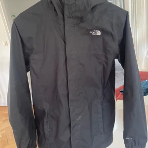 North Face Jacka(Windbreaker) - Hej! Här säljer jag min north face jacka. Den är i fint skick, lite dammig från att ha legat på hyllan länge men Inge stora defekter. Det är ett perfekt plagg inför hösten! Hör av er vid minsta intresse, Jonas 
