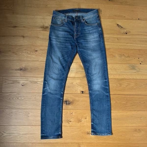 Nudie Grim Tim Jeans - Säljer dessa sjukt feta Nudie jeans i modellen Grim Tim (slim) utmärkt skick utan defekter. Storlek W30 L32. Nypriset ligger på 1600 kr. Frågor eller funderingar är det bara att höra av sig!