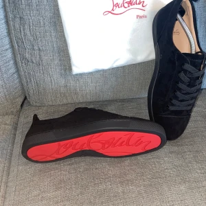 1;1 Christian Louboutin - Säljer mina 1;1 lubbs för har ingen användning för dem och dem ligger just nu bara och skräpar i en byrålåda. Dem är aldrig använda!  Skriv om du har någon fråga eller fundering. 🤔 🤩