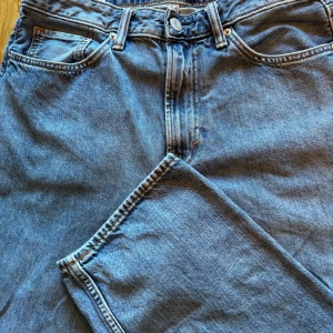 Jeans - Blå jeans från H&M modell loose fit. Storlek 31/32