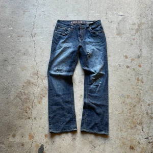 Distressed Bootcut Jeans - Distressed jeans med sprayad design. Vintage skick utan flaws. Bootcut passform