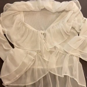 Vit tröja/kofta - Super söt tröja som funkar som en kofta oxå!!