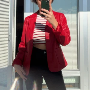 Röd skinnjacka  - Jättefin!!!!!