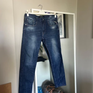 Replay anbass - Otroliga jeans som är väldigt populära Replay Anbass  I princip nyskick Storlek 31 / 32 Nypris ca 1200kr Skriv till mig vid nåra frågor
