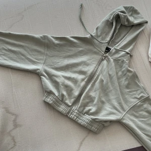 Grön hoodie - Den är i storlek XXS och är från ginatricot